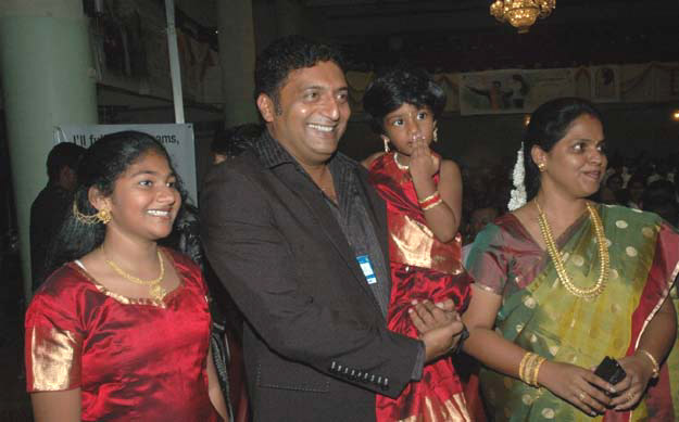 prakashraj-wife and6daughter