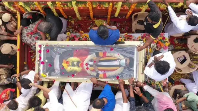கேப்டனின் நினைவிடத்தில் அஞ்சலி செலுத்திவிட்டு கண்ணீருடன் பேசிய கார்த்தி - வைரலாகும் வீடியோ இதோ.