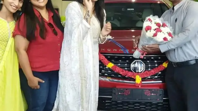 நண்பர்களை அழைத்துக்கொண்டு தமிழ் புத்தாண்டில் புதிய காரை வாங்கிய ரக்ஷிதா - என்ன கார் ? விலை எவ்ளோ தெரியுமா ?