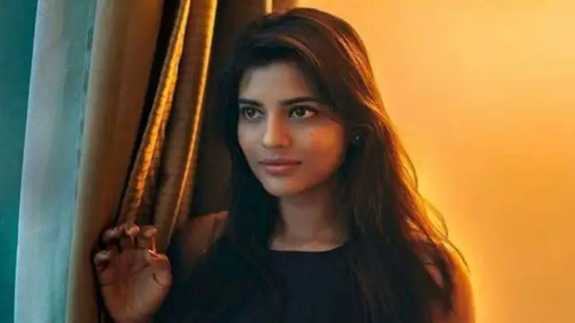 மேடையில் மீனாட்சி அருகில் அமர்ந்திருந்த வெங்கடேஷை எழுப்பிய ஐஸ்வர்யா ராஜேஷ்