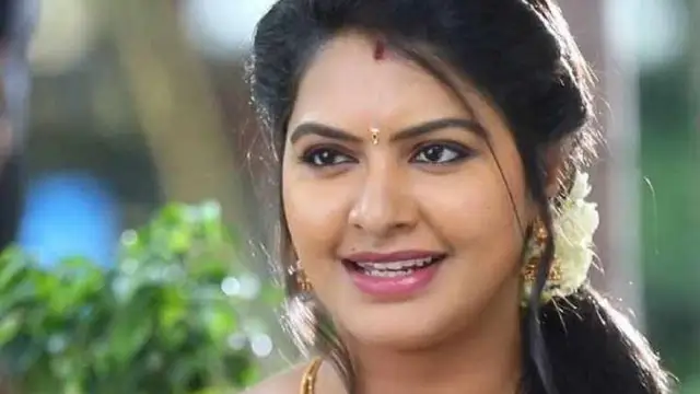 போக்குவரத்து விதியை மீறிய பிக் பாஸ் ரக்ஷிதா, வெளுத்து வாங்கிய நெட்டிசன்கள்- வைரலாகும் வீடியோ