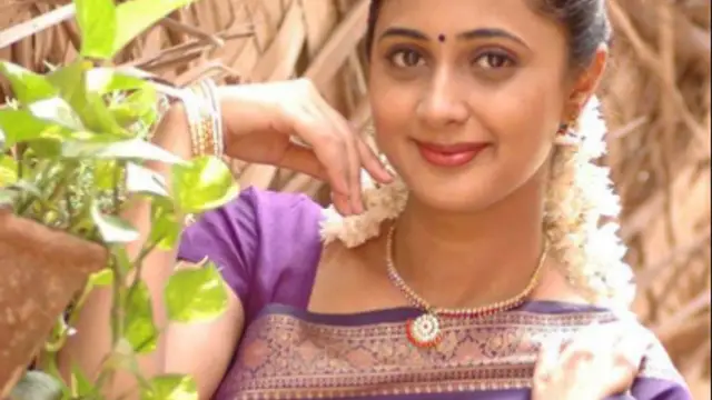 எலும்பு முறிவு ஏற்பட்டு நடக்கவே கஷ்டப்படும் எதிர் நீச்சல் சீரியல் நடிகை - நலம் விசாரித்த ராதிகா, ரசிகர்கள் ஆறுதல்.