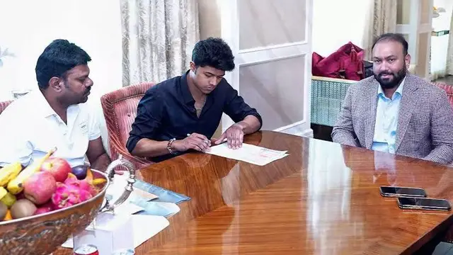 இயக்குனராக களமிறங்க இருக்கும் விஜய் மகனுக்காக அஜித் செய்துள்ள உதவி - என்ன தெரியுமா? என்னா மனுஷங்க.