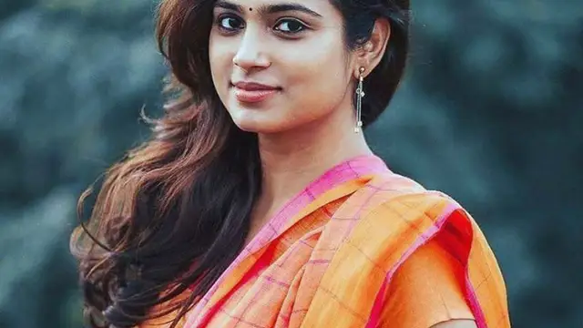 சிறு வயதிலேயே தனது அக்காவுடன் சிறுவர் மலர் அட்டை படத்தில் இடம்பெற்றுள்ள பிக் பாஸ் நடிகை.