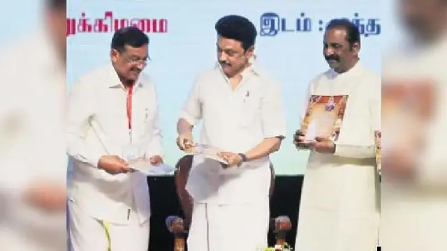 இவருக்கு எதுக்கு 'கனவு இல்லம்' ? வைரமுத்துவிற்கு சொந்தமாக இருக்கும் வீடுகள் குறித்து ஆதாரத்தை பதிவிட்டு பிரபலம் கேள்வி.