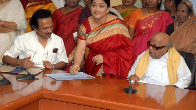 கலைஞருடன் இருக்கும் ஸ்பெஷல் புகைப்படத்தை  பதிவிட்டு ஆசிரியர் தின வாழ்த்தை சொன்ன குஷ்பூ