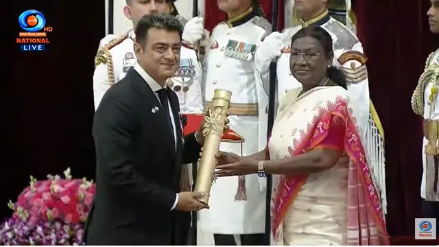 அனைவரும் எதிர்பார்த்த அந்த தருணம் - குடியரசு தலைவர் கையால் பத்ம பூஷன் விருதை பெற்ற அஜித் - இதோ வீடியோ