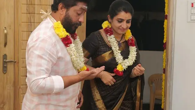 சீரியல்ல தான் கட்டல, ஆனா, நிஜத்தில் பிரம்மாண்ட வீட்டை கட்டிய சுஜிதா. குவியும் வாழ்த்துக்கள்.