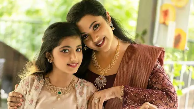பிரபலத்துடன் சேர்த்து வரும் கிசுகிசுக்கள், கோபத்தில் மீனா போட்ட பதிலடி பதிவு