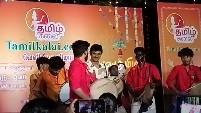 'எந்த டாட்காம்யா நீ' - எப்போதும் ஜாலியாக இருக்கும் ஜீவாவையே இப்படி கடுப்பேத்திட்டாங்களே பாஸ். வைரலாகும் வீடியோ.