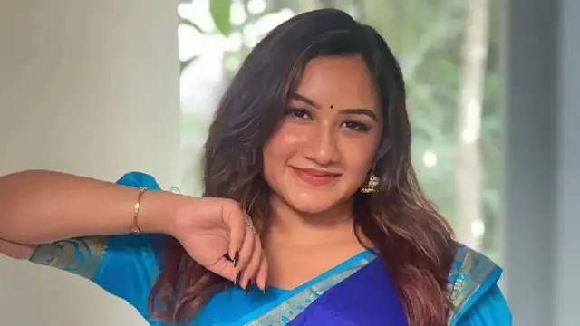 ரெட் கார்ட் கொடுத்தா ஓட் போட கூடாதா? சீரியல் நடிகை ரவீனா ஆதங்கம் - நடந்தது என்ன?