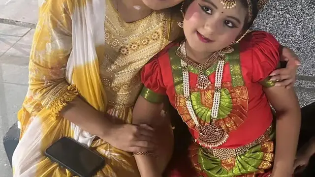 இனிது இனிது ரேஷ்மியை ஞாபகம் இருக்கா? அவருக்கு இவ்வளவு பெரிய மகளா. அப்படியே அவரே உரித்து வச்சிருக்கார்.