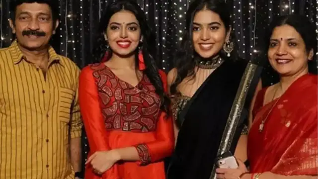 அக்கா அணிந்த அதே மாடர்ன் டிரஸ்ஸில் தங்கை - அட, இந்த தமிழ் நடிகைகல் இருவரும் இந்த நடிகரின் மகள்களா.