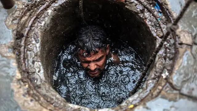 இந்த சமூக அவலத்தை நிகழ்த்தி கொண்டு இருக்கும் தமிழக மக்களுக்கும், தமிழக அரசிற்க்கும் கடும் கண்டனங்கள் - ரஞ்சித் காட்டம்.