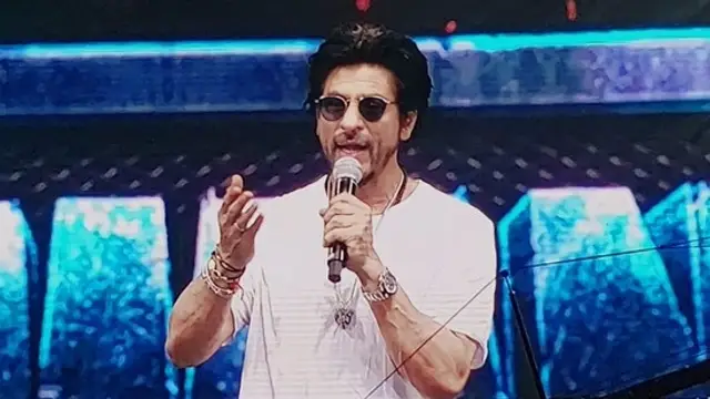 பிரியா, நீயும் நானும் சேர்ந்து அடுத்த குழந்தைய பெத்துக்கலாம் - ஷாருக்கானின் பேச்சால் சர்ச்சை.