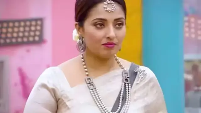 என்னை எல்லோரும் அருவருப்பாக பார்த்தார்கள், காரணம் இது தான் - மேடையிலே கண்கலங்கி மும்தாஜ் சொன்ன விஷயம்