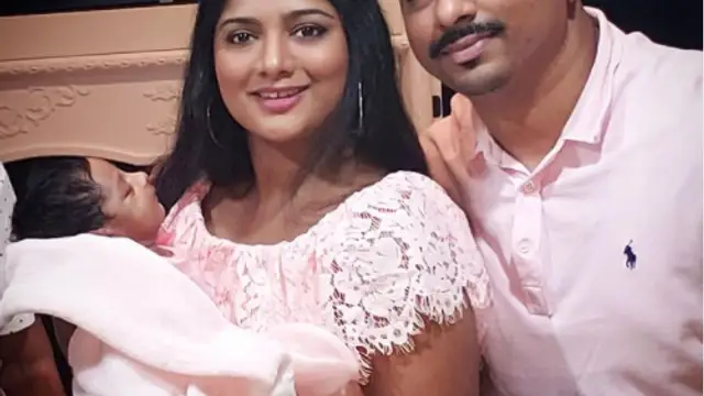 திருமணத்திற்கு பின் வெளிநாட்டில் செட்டில் ஆன ஆபீஸ் லட்சுமி - இதோ அவரின் கணவர் மற்றும் மகளின் புகைப்படம்.