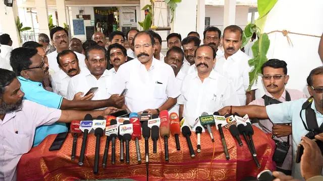 5 நிமிஷத்துல முடிச்சிக்குறேன் யாரும் கலைந்து போக வேண்டாம். பொது மக்களிடம் கெஞ்சிய முன்னாள்  அமைச்சர்
