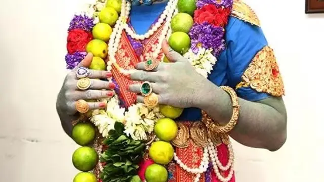 புஸ்பா அல்லு அர்ஜுன் கெட்டப்பில் ஊர்வலம் வந்த எம் பி - எதுக்குன்னு நீங்களே பாருங்க