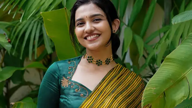 கூட்டத்தில் சிக்கி தவித்த ப்ரேமலு பட நடிகை, கண்ட இடத்தில் கை வைத்த ரசிகர்கள் - கொந்தளிப்பில் மமிதா பைஜு