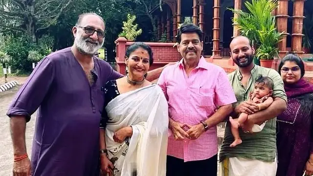 நாயகன் படத்தில் கமல் மகளாக நடித்த நடிகையா இது - மகன் மற்றும் பேரனுடன் எடுத்த புகைப்படம்.