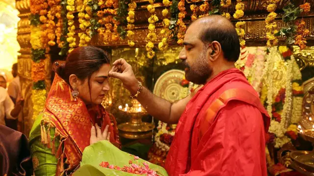 'தெய்வமே என்னை தேர்ந்தெடுத்ததாக நம்புகிறேன் ' - இந்து கோவிலில் குஷ்பூவிற்கு கொடுக்கப்பட்ட கெளரவம். என்ன தெரியுமா ?