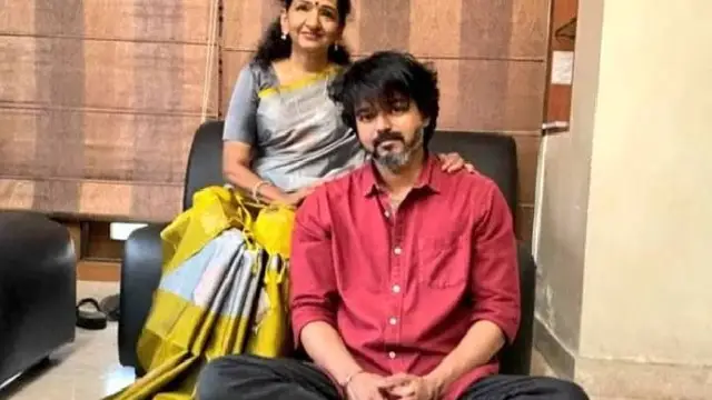 நீங்க வரக் கூடாது, வரக் கூடாது - கோவிலில் டென்ஷனாகி கத்திய விஜய்யின் தாயார் ஷோபா