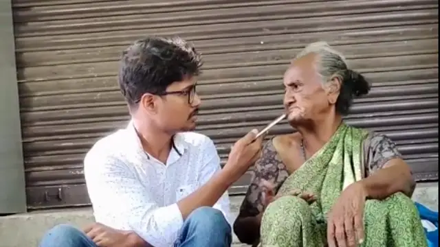 'இது அல்லவா சமூக வலைதளத்தின் பவர்' ரோட்டில் வாழ்ந்து வரும் இங்கிலிஷ் டீச்சருக்கு நடந்த மேஜிக். தேடி வந்த அந்த நபர்.