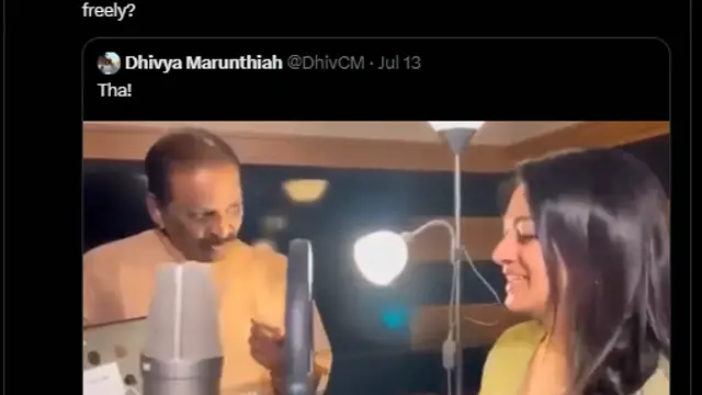 பாடல் சொல்லிக்கொடுத்துகொண்டு இருக்கும் போதே பாடகியின் சிரிப்பை வர்ணித்த வைரமுத்து - நெட்டிசன்களின் கமெண்ட்ஸ்.