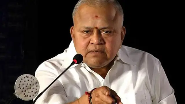 கெத்தா இருந்த இவரை இப்படி பார்க்கவே கஷ்டமா இருக்கு - ராதாரவியின் வீடியோவை கண்டு கலங்கிய ரசிகர்கள்.