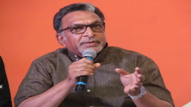 தந்தை இறப்பால் இணைந்த குடும்பம் - தந்தையின் உடலை மாறி மாறி தோலில் சுமந்து சென்ற நாசர் மற்றும் அவரின் சகோதரர்.