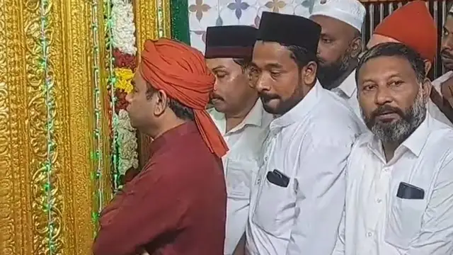 காவித் தலைப்பாகையுடன் கூர் தர்காவுக்கு ஆட்டோவில் வந்திறங்கிய ஏ.ஆர்.ரஹ்மான்
