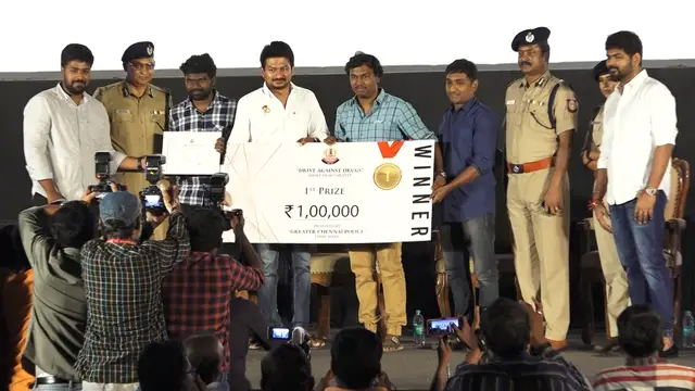 இப்படி ஒரு நிகழ்ச்சிக்கு இவர எப்படி கூப்பிட்டாங்க, அவர் எடுக்கற படம் எல்லாம் - விக்னேஷ் சிவனை மேடையில் பங்கமாக கலாய்த்த உதயநிதி.