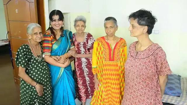தனது பிறந்தநாளில் முதியோரிடம் ஆசிபெற்ற நடிகை சோனா!