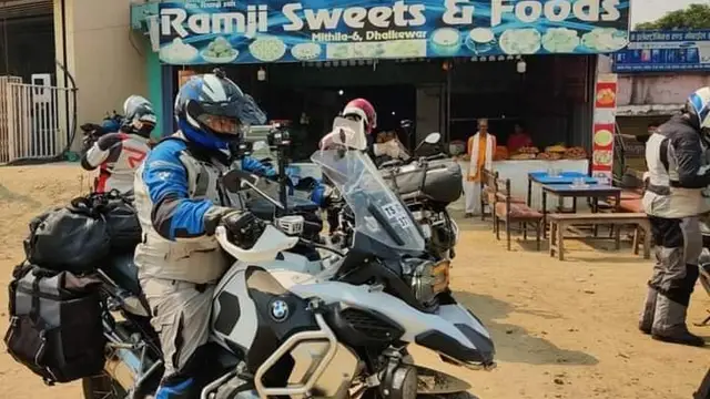விபத்தில் சிக்க இருந்த ரசிகரை காப்பாற்றிய அஜித் ? இணையத்தில் வைரலாகும் வீடியோ இதோ.