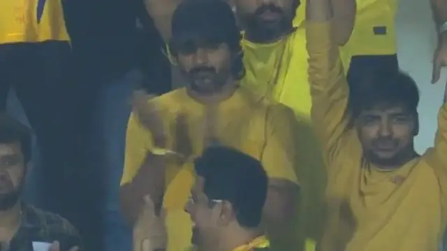நேற்று நடைபெற்ற Csk மேட்சை கீர்த்தி சுரேஷுடன் அமர்ந்து விசிலடித்து கொண்டாடிய சிவகார்த்திகேயன் மகள்.