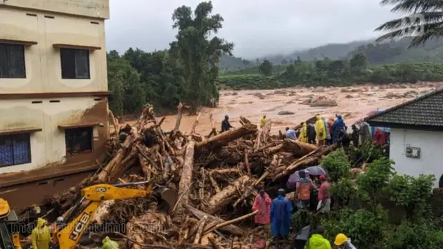 மண்ணுக்குள் சிக்கி தவிக்கும் வயநாடு மக்களின் அவல நிலை, நடிகர் விக்ரம் என்ன செய்து இருக்கிறார் தெரியுமா?