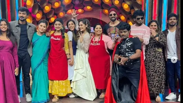 திருமண நாளில் தன்னுடைய திருமண புகைப்படத்தை பதிவிட்ட ஸ்ருதிகா - எப்படி இருந்துள்ளார் பாருங்க.