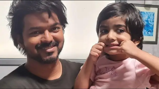 விஜய் தூக்கி வைத்து இருக்கும் வாரிசு பட நடிகரின் வாரிசு யாருடைய மகள் தெரியுமா ?