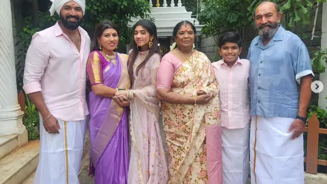 மூன்று தலைமுறை நடிகர்கள் - பாரம்பரிய உடை அணிந்து தீபாவளியை கொண்டாடிய அருண் விஜய் குடும்பம்.