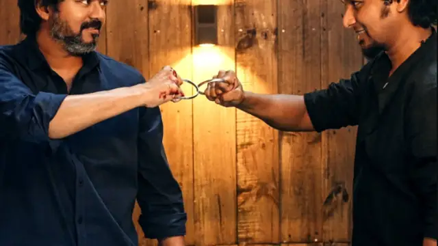 சௌந்தர்யாவின் ஸ்டைலை காப்பியடித்தாரா விஜய் ? - வைரலாகும் வீடியோ இதொ. கூடவே இன்னொரு ட்விஸ்ட்.