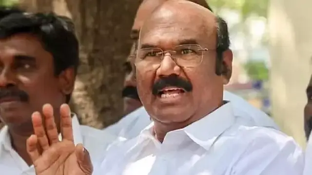 சாலையில் காயத்துடன் இருந்த மூதாட்டியை மீட்டு மருத்துவமனைக்கு அனுப்பி வைத்த முன்னாள் அமைச்சர் ஜெயகுமார்.