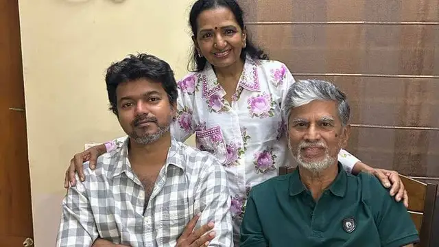 தந்தைக்கு நடந்த ஆப்ரேஷன், அமெரிக்காவில் இருந்து ஓடோடி வந்து சந்தித்த விஜய். வைரலாகும் புகைப்படம் இதோ.