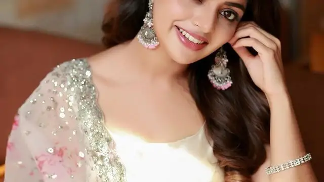 மாட்டுக்கறி விவகாரம், கிளாமர் ரோல்ல நடிப்பீங்களா? சர்ச்சைகளுக்கு விளக்கம் கொடுத்த நடிகை நிகிலா விமல்