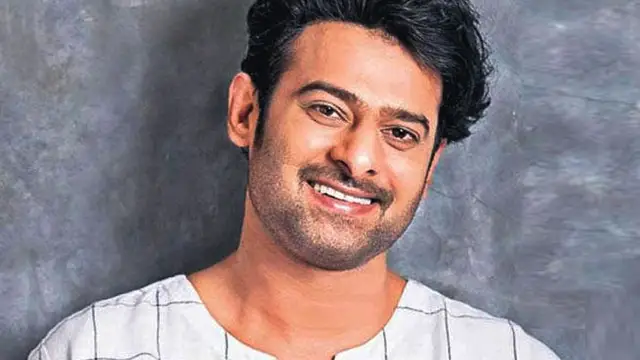 போட்டோ எடுத்துவிட்டு பிரபாஸை கன்னத்தில் அறைந்து விட்டு ஓடிய பெண். வைரலாகும் வீடியோ