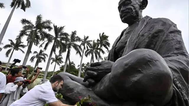 உச்சநீதிமன்ற தீர்ப்பால் மீண்டும் நாடாளுமன்ற வருகை தந்த ராகுல் காந்தி எம்.பி – உற்சாகத்தில் காங்கிரஸ் தொண்டர்கள்.