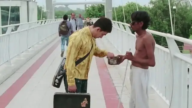 பிச்சை எடுத்துக் கொண்டிருந்தவரை லட்சாதிபதி ஆக்கிய அமீர் கானின் படத்தின் 5 வினாடி காட்சி.