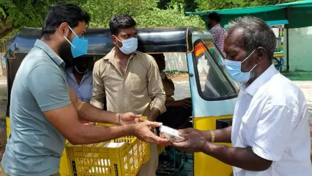 அன்னையின் நினைவாக கஷ்டப்பட்டும் பெண்களுக்கு ஆரி கொடுத்த சப்ரைஸ் கிப்ட்- குவியும் வாழ்த்துக்கள்