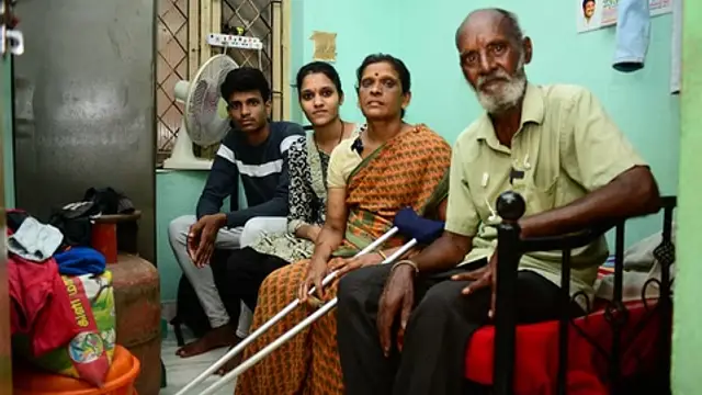 ஒவ்வொரு ஆண்டும் ஷோபாவின் கல்லறைக்கு வந்து இரண்டு கடலை மிட்டையாய் வைத்து கும்பிடும் உதவி இயக்குனர். பின்னால் இப்படி ஒரு காரணம்