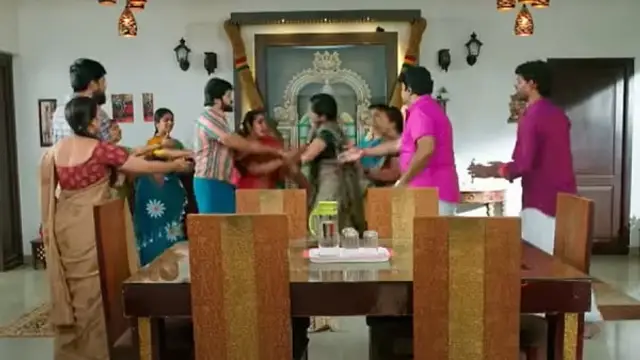 Trpயில் டாப்பில் இருக்கும் எதிர் நீச்சல் சீரியல் குறித்து  சுப. வீரபாண்டியன் போட்ட பதிவு - இதுதான் காரணமாம்.